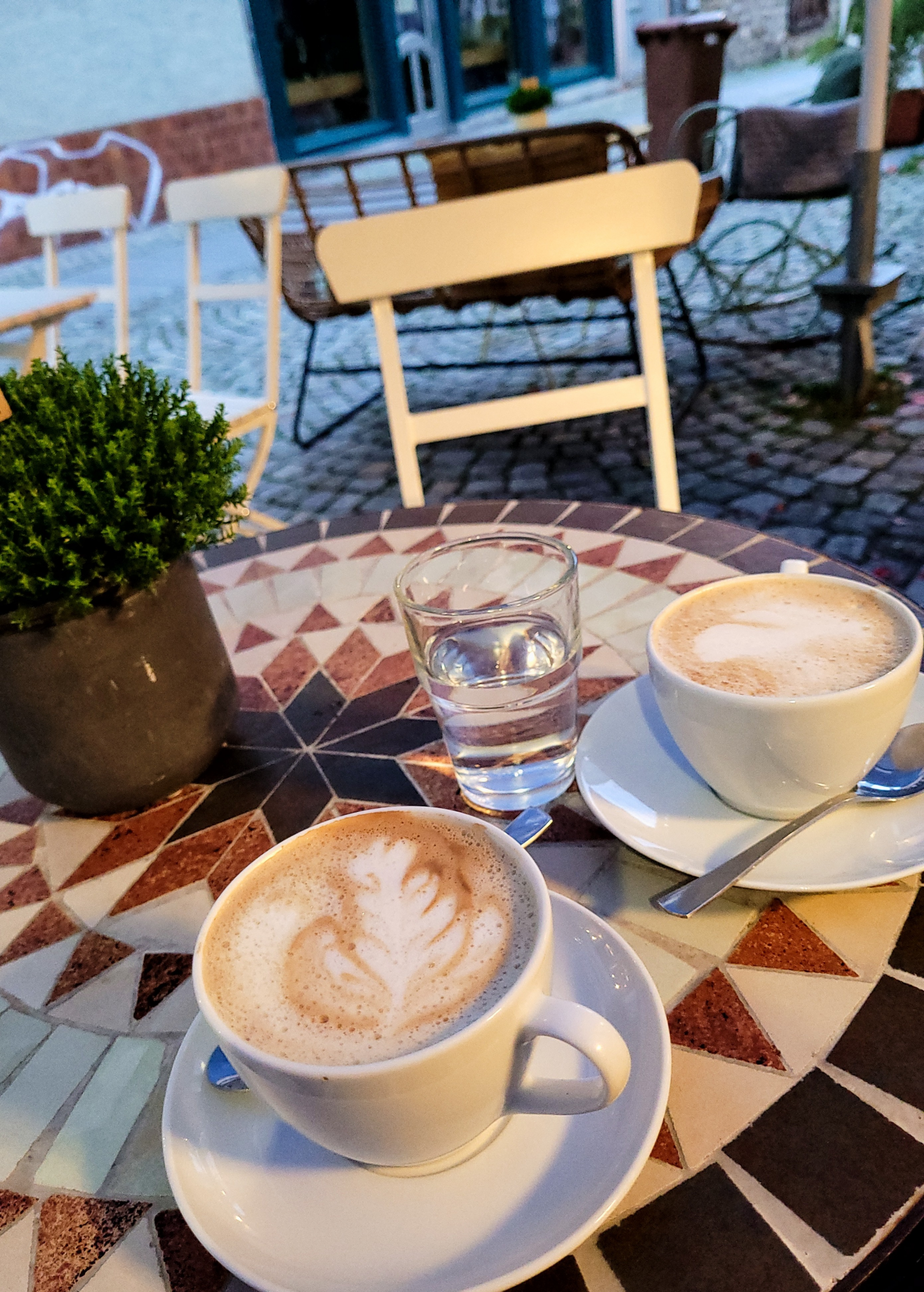 KUNST IST SCHÖN, MACHT ABER VIEL ARBEIT.